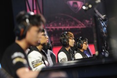 BLG选手异乡视频连线家人，温馨时刻感动粉丝